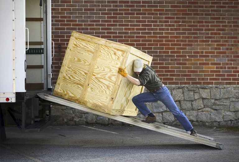 Заказ грузового автомобиля для транспортировки мебели : Домашние вещи в коробках из Астрахани в Сочи