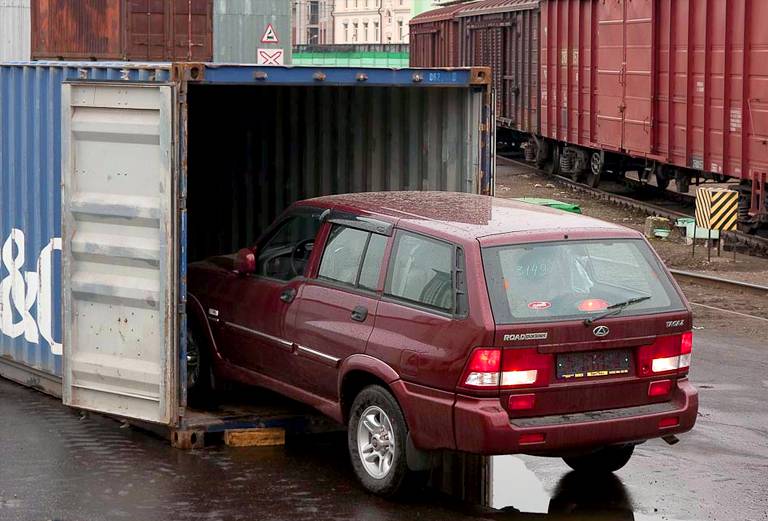 Сколько стоит доставить жд сеткой легковую машину  из Новосибирска в Москву